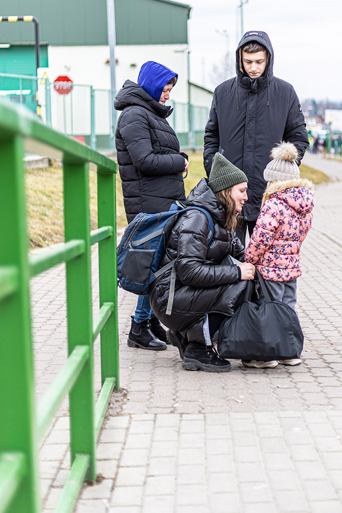 Saying goodbye before returning - ph: Jakob Schottstaedt