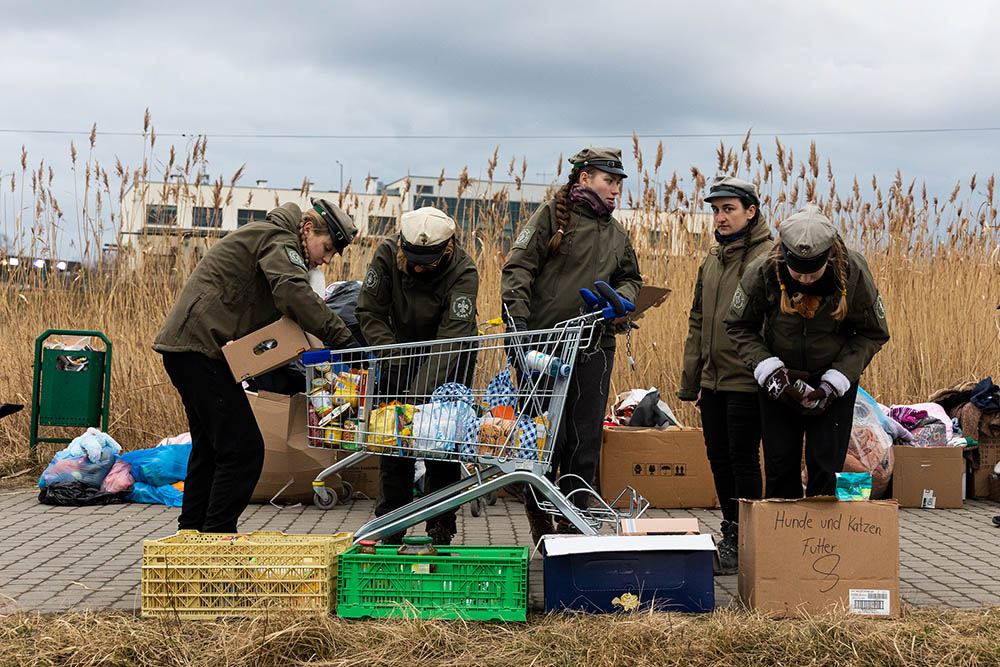 Customs volunteers - ph: Jakob Schottstaedt